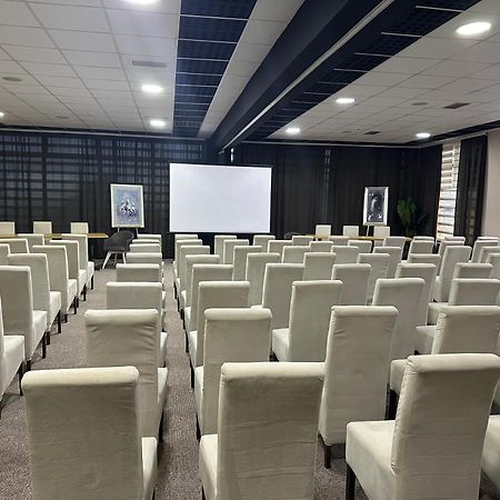 Garnet Hotel & Event Centar ルマ エクステリア 写真