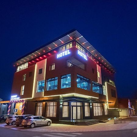 Garnet Hotel & Event Centar ルマ エクステリア 写真