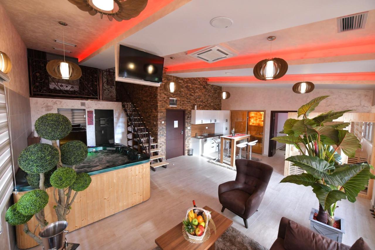 Garnet Hotel & Event Centar ルマ エクステリア 写真