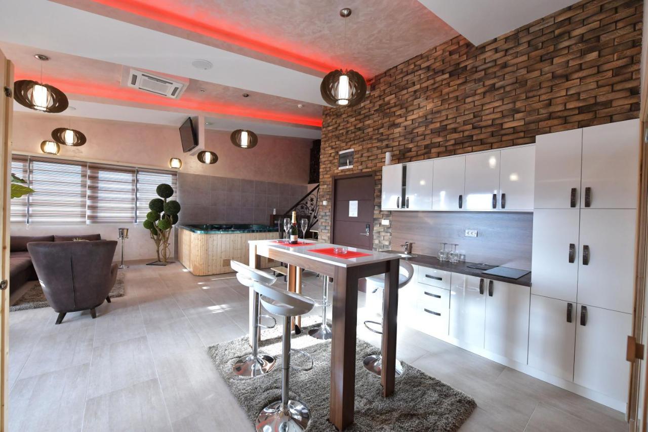 Garnet Hotel & Event Centar ルマ エクステリア 写真