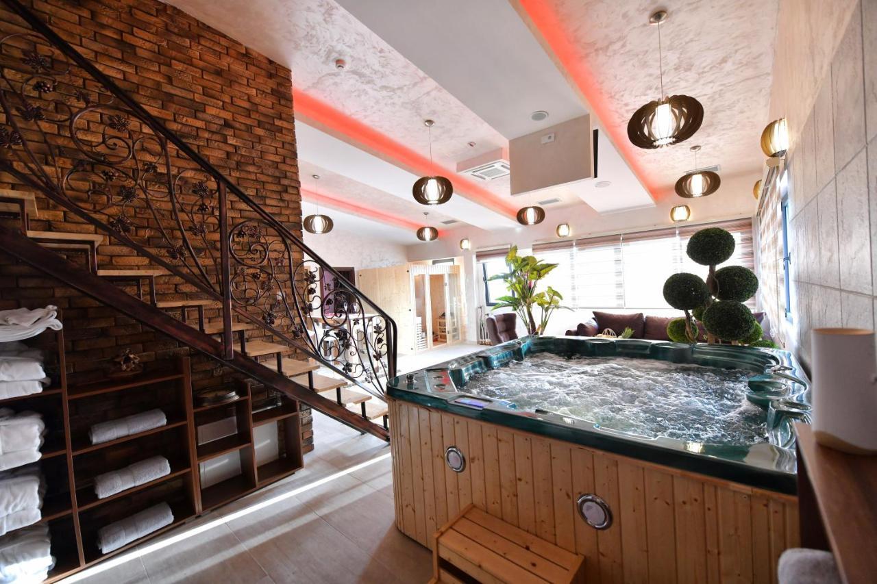 Garnet Hotel & Event Centar ルマ エクステリア 写真