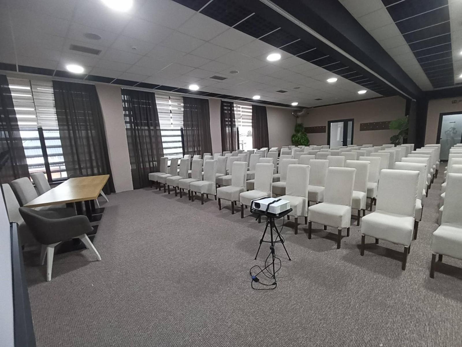 Garnet Hotel & Event Centar ルマ エクステリア 写真