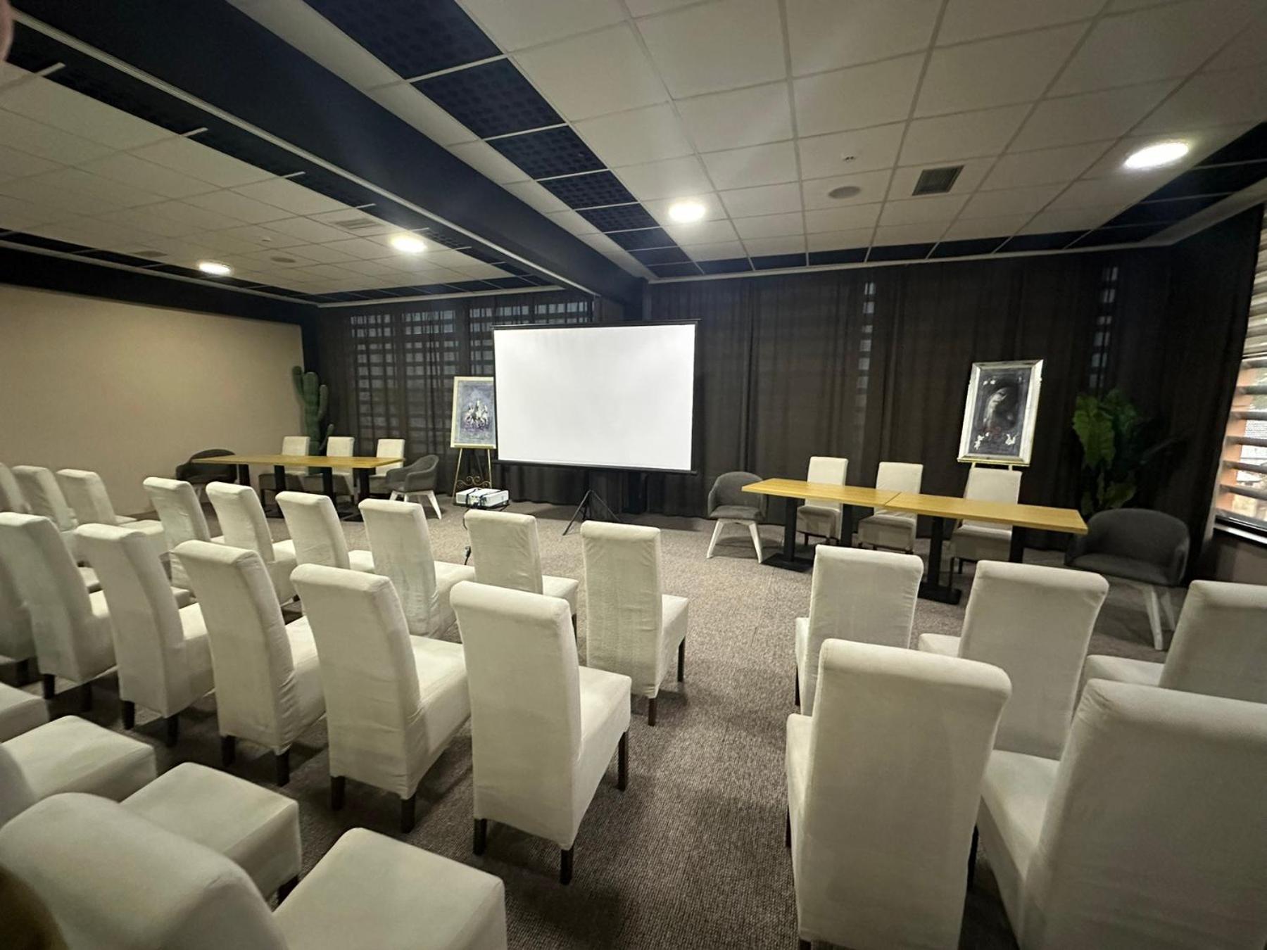 Garnet Hotel & Event Centar ルマ エクステリア 写真