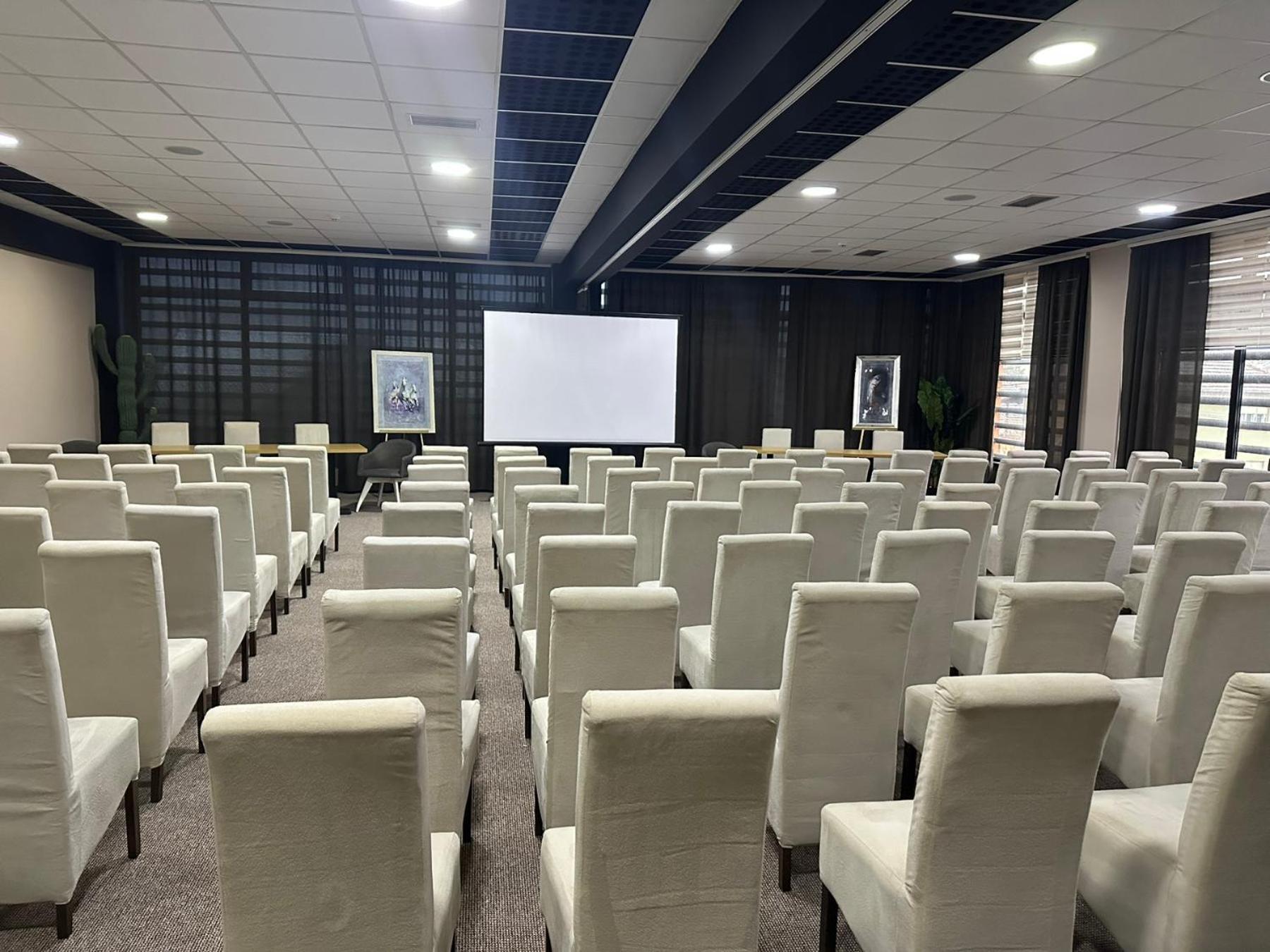 Garnet Hotel & Event Centar ルマ エクステリア 写真