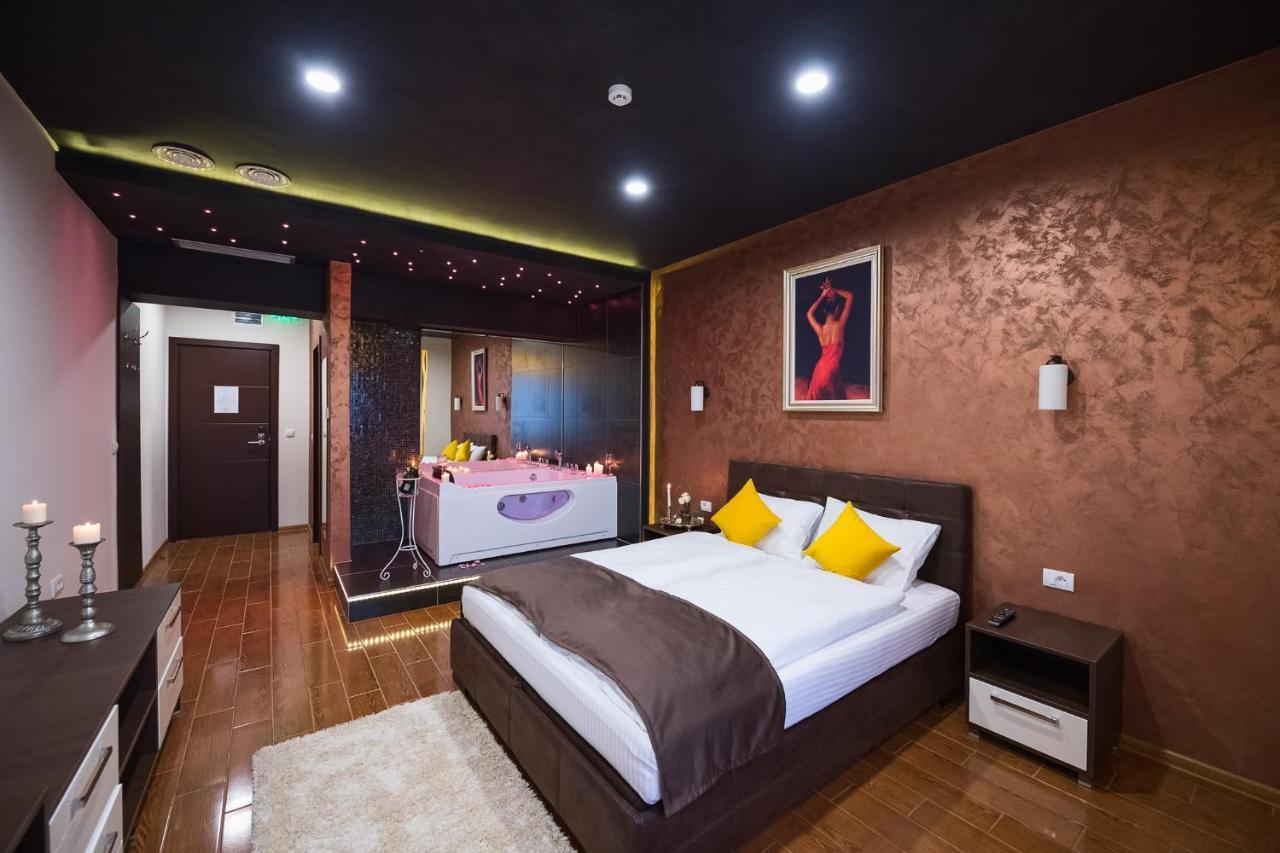Garnet Hotel & Event Centar ルマ エクステリア 写真